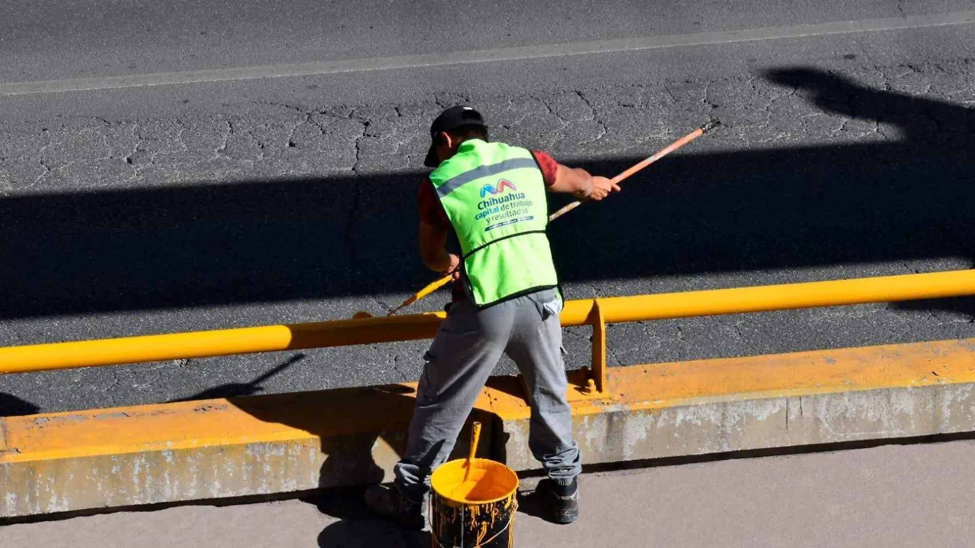 trabajadores municipio pintando 